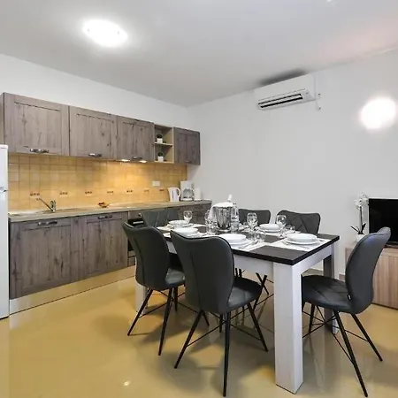 With Parking Space - 24099 Apartment Zadar