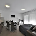 Apartman With Parking Space - 24099 Zára